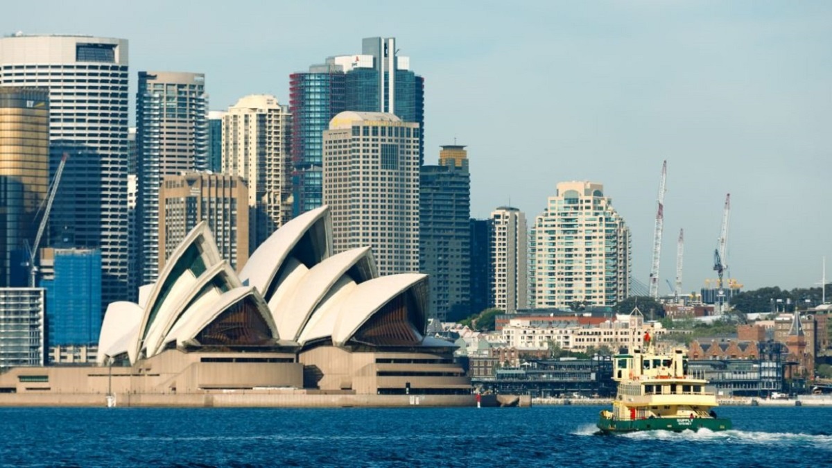 What are some good ways for driving from Perth to Sydney?